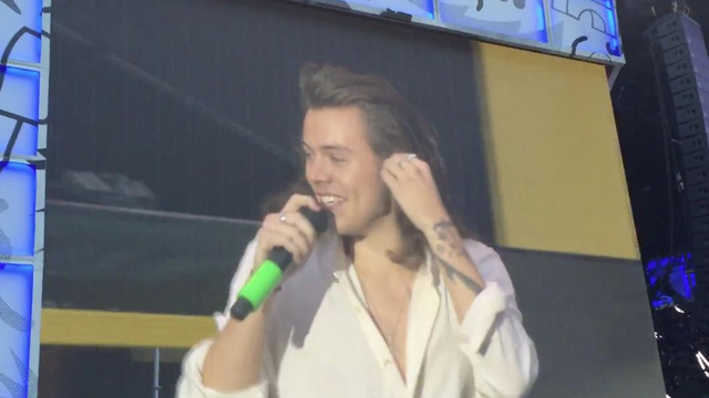 Harry Styles One Direction Concert Viral