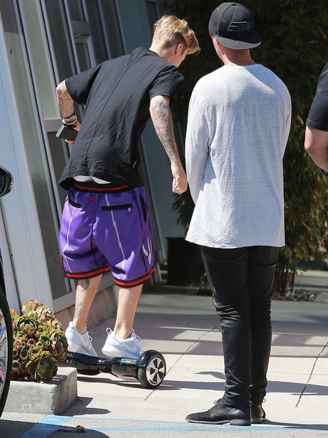 Justin Bieber skateboarding