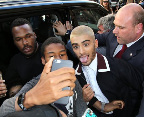 Zayn Malik mobbed and taking a photo with fans