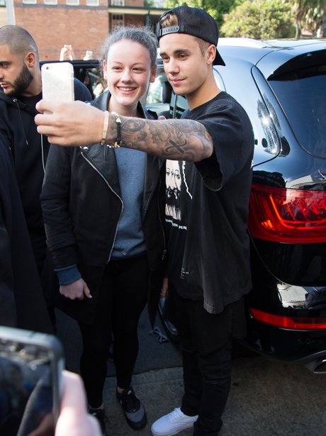 Justin Bieber taking a selfie with a fan