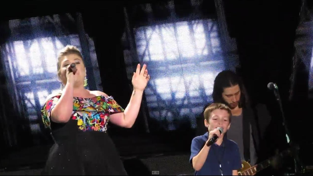 Kelly Clarkson With Stepson On Stage