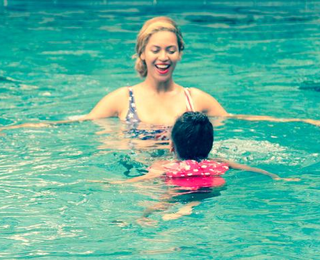Beyonce and Blue Ivy swmiing