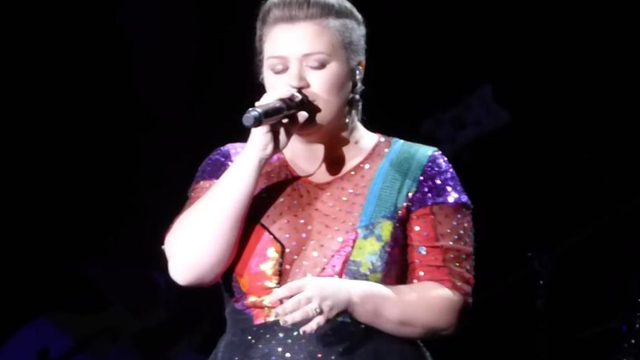 Kelly Clarkson Covers 'Blank Space'