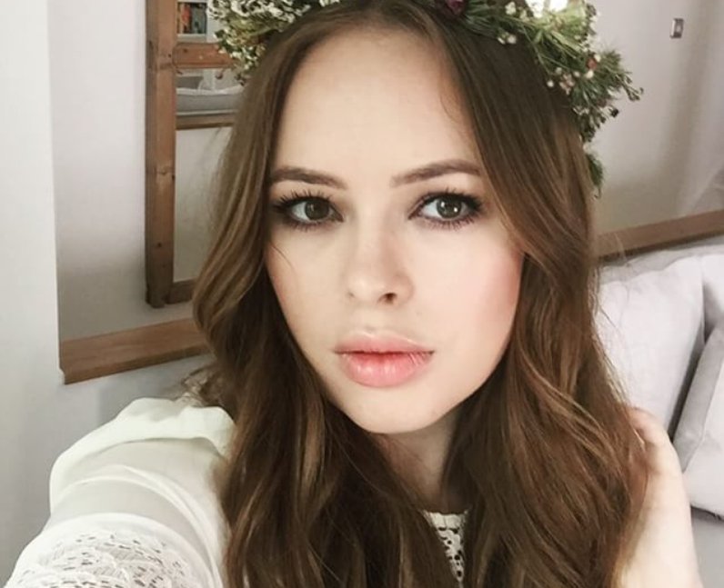 Vlogger Tanya Burr in floral crown