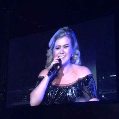 kelly clarkson on stage