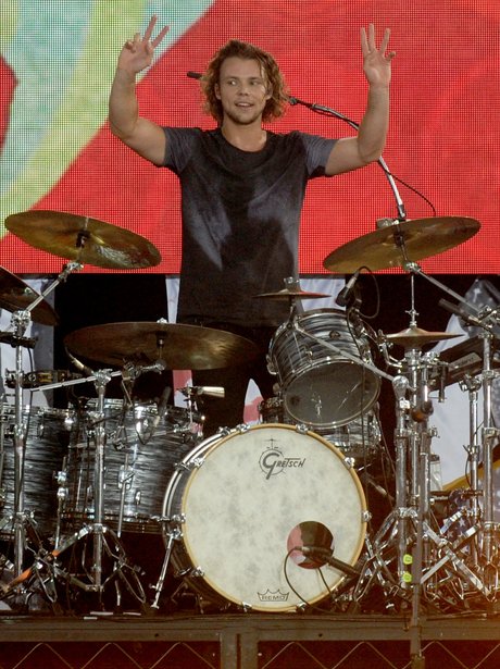 Ashton Irwin from 5S0S performing