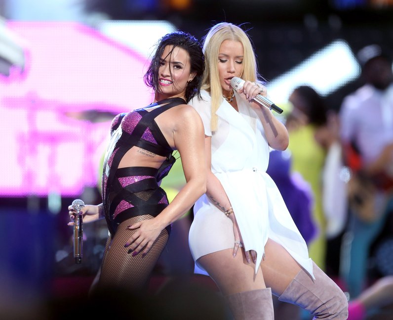 Demi Lovato/Iggy Azelea at VMAs