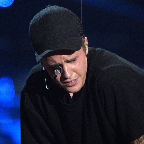 Justin Bieber crying on stage during the MTV VMAs 2015