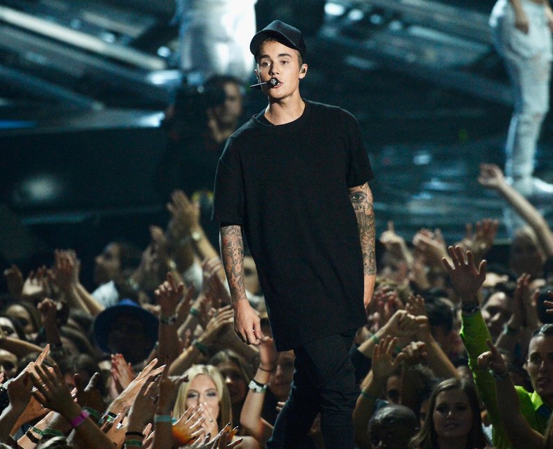 Justin Bieber performs live at the MTV VMAs 2015
