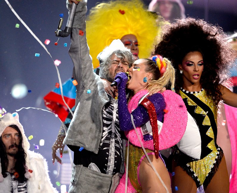 Miley Cyrus performs live at the 2015 MTV VMAs