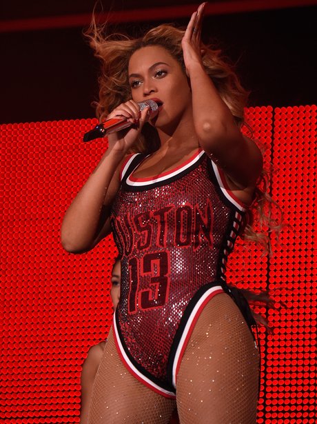 Beyonce's Wardrobe: The 8 Outfits From The Fashion-Inspired Made In America  Performance - Capital