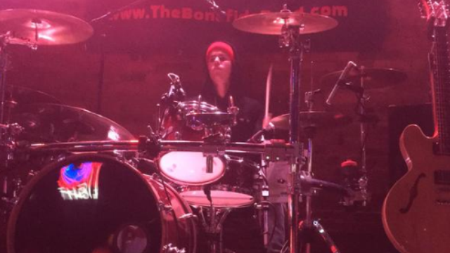 Justin Bieber in Indiana bar playing drums 