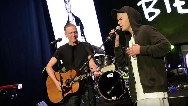 Justin Bieber performing with Bryan Adams 