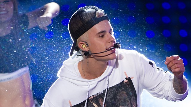Justin Bieber performs What Do You Mean? live in C