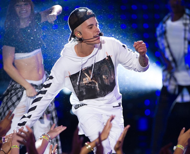 Justin Bieber Live: 17 AWESOME Shots Of The 'Sorry' Star Tearing Up Stages  Worldwide - Capital