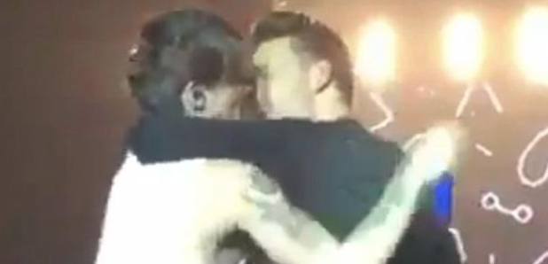 Watch Liam Payne And Louis Tomlinson Almost Kiss On Stage And The Internet Freaks Out Capital 