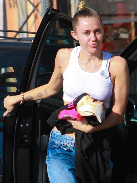 Miley Cyrus wearing no make up