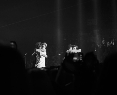 One Direction hug on their last show