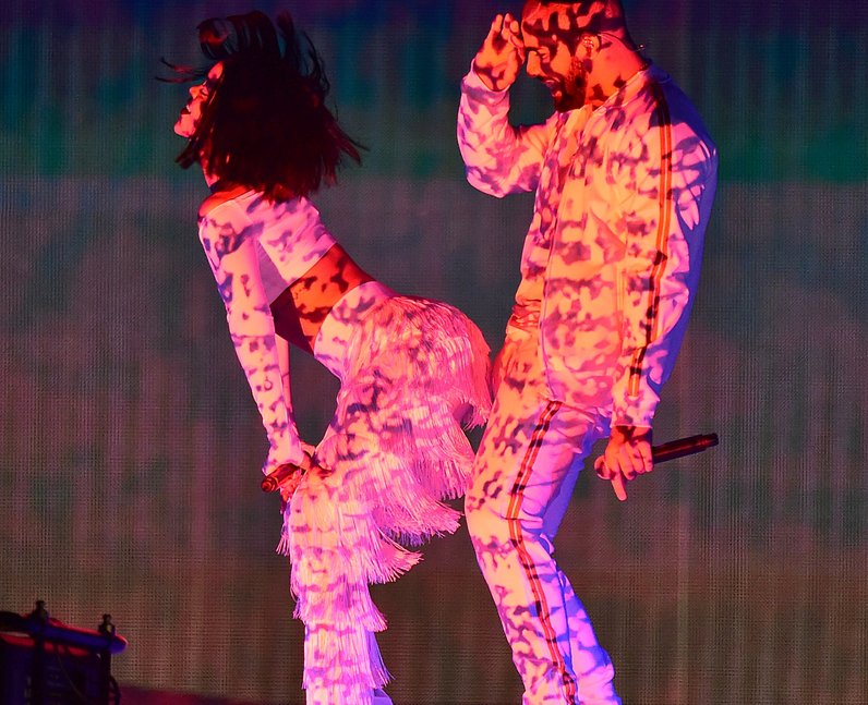 CapCut_Rihanna And Drake Performance