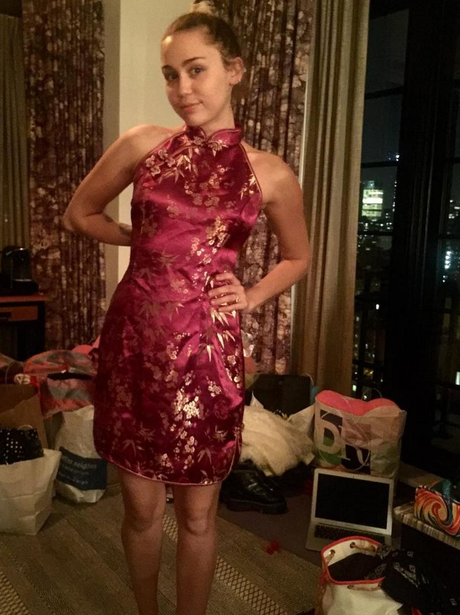 Miley Cyrus does a catwalk for her Mum on Instagra