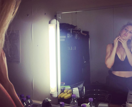 Ellie Goulding shows off abs