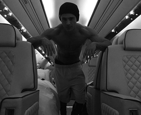 Zac Efron in shirtless selfie