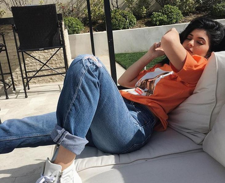 FM Kylie Jenner nails it in jeans and t-shirt