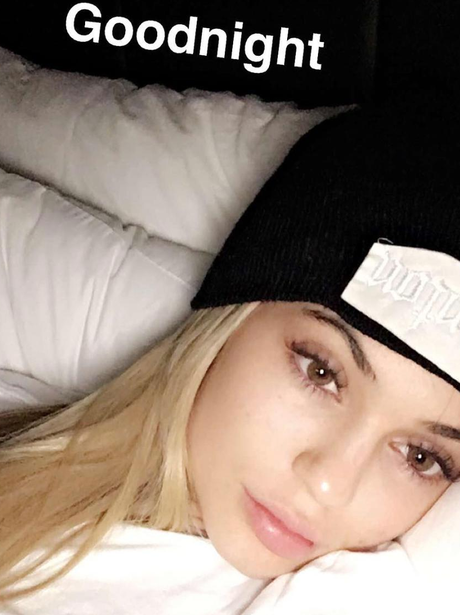 Kylie Jenner in no make up selfie before bed