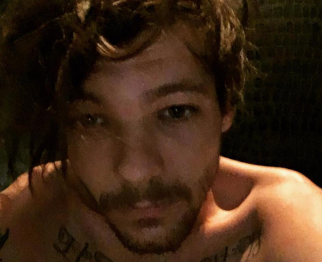 Louis Tomlinson in topless selfie