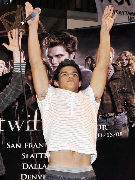 16 Pics Of Taylor Lautner's INSANE Body Transformation 