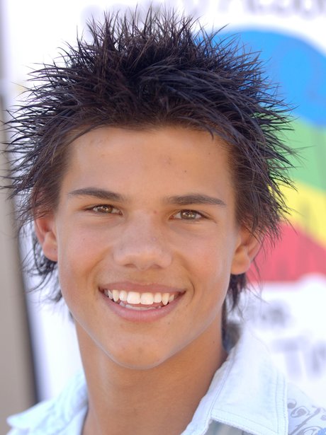 16 Pics Of Taylor Lautner's INSANE Body Transformation 