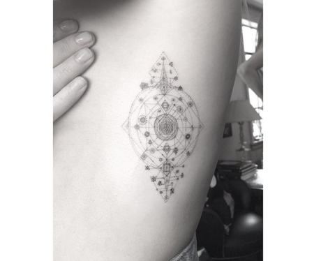 Ellie Goulding gets a new tattoo