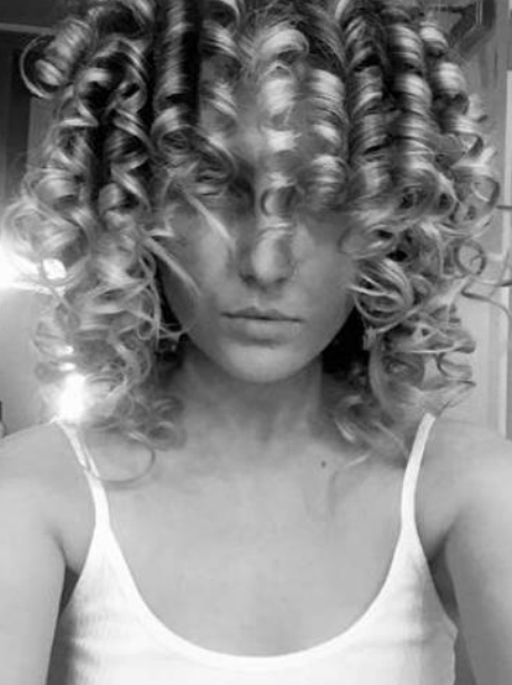 Perrie Edwards debuts curly hair