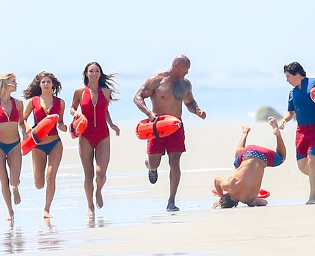 Zac Efron falls over on set of Baywatch
