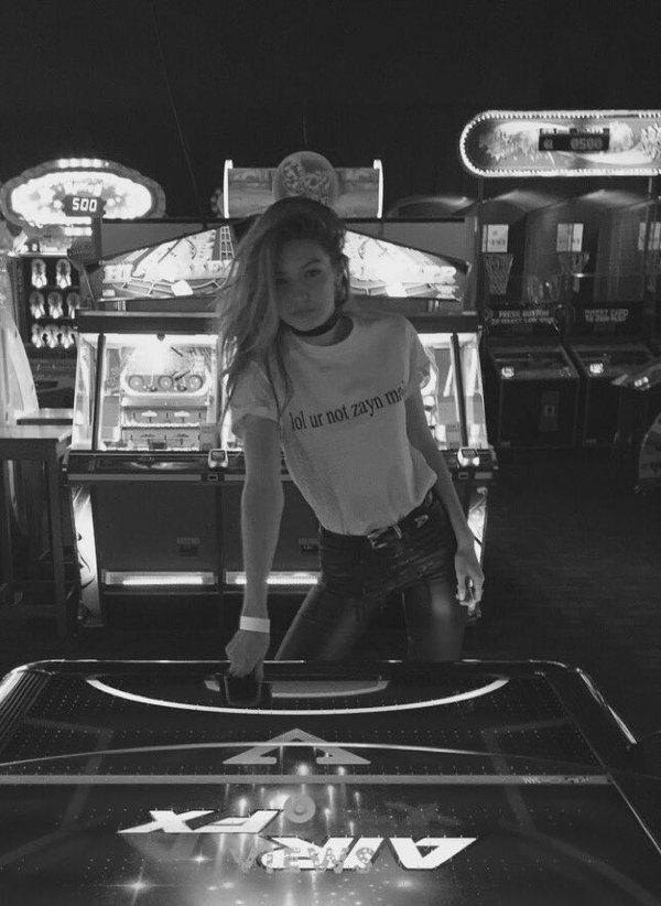 Gigi wears 'lol ur not zayn malik' tee