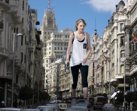 Giant Taylor Swift 3