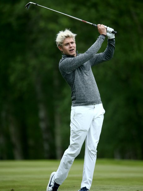 Niall Horan plays golf Mega Putt Challenge for Can