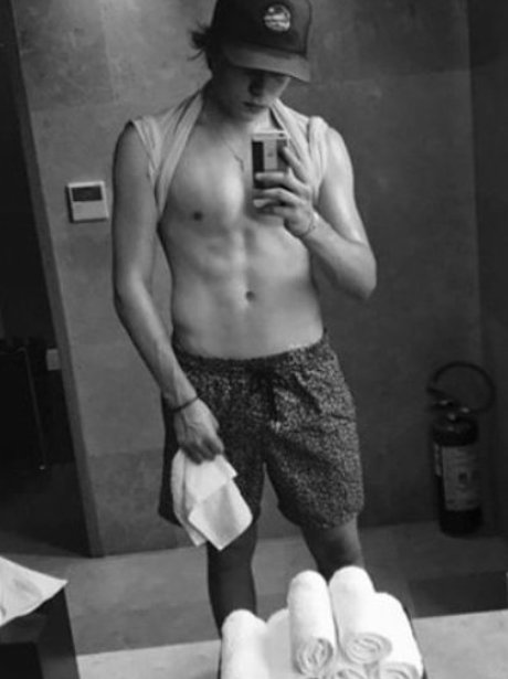 Brooklyn Beckham posts shirtless photo on Instagra