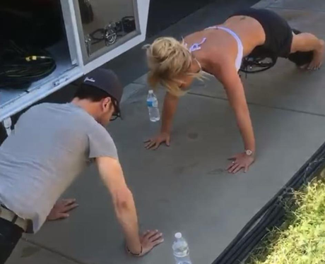 Britney Spears does a LOT of press ups