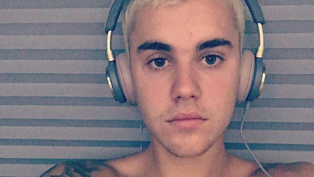 Justin Bieber poses for topless selfie