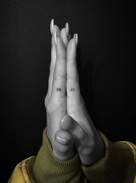Hailey Baldwin gets new PRAY tattoo