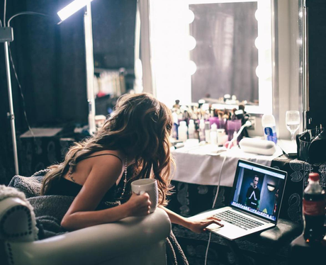 Selena Gomez watches Big Bang Theory before going