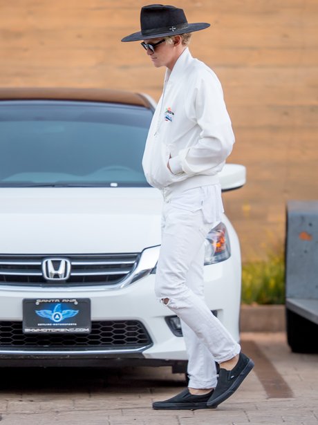 Cody Simpson wears all white as he heads to 4th Ju