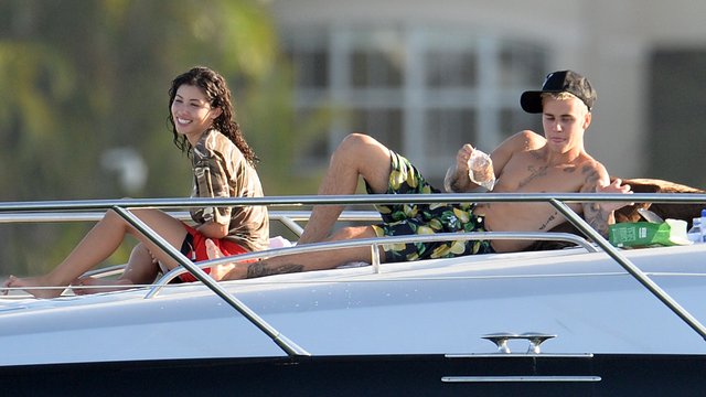 Justin Bieber chills on yacht with little brother 