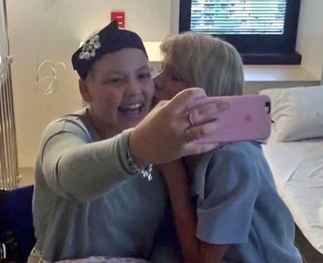 Taylor Swift visits patients in a children's hospi