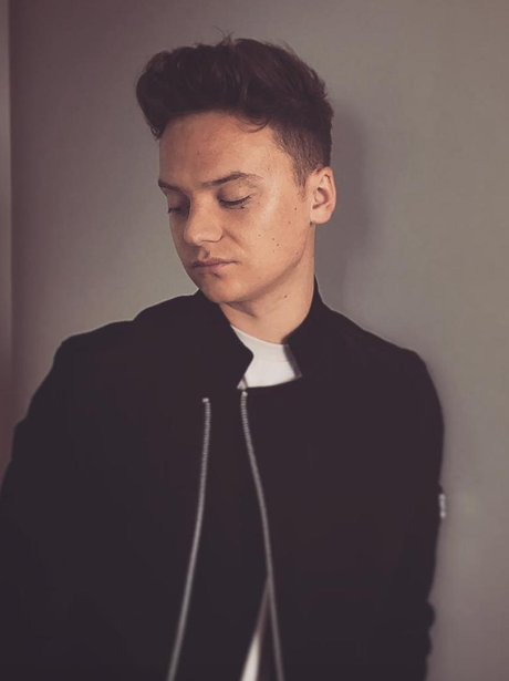 Connor Maynard opts for all black