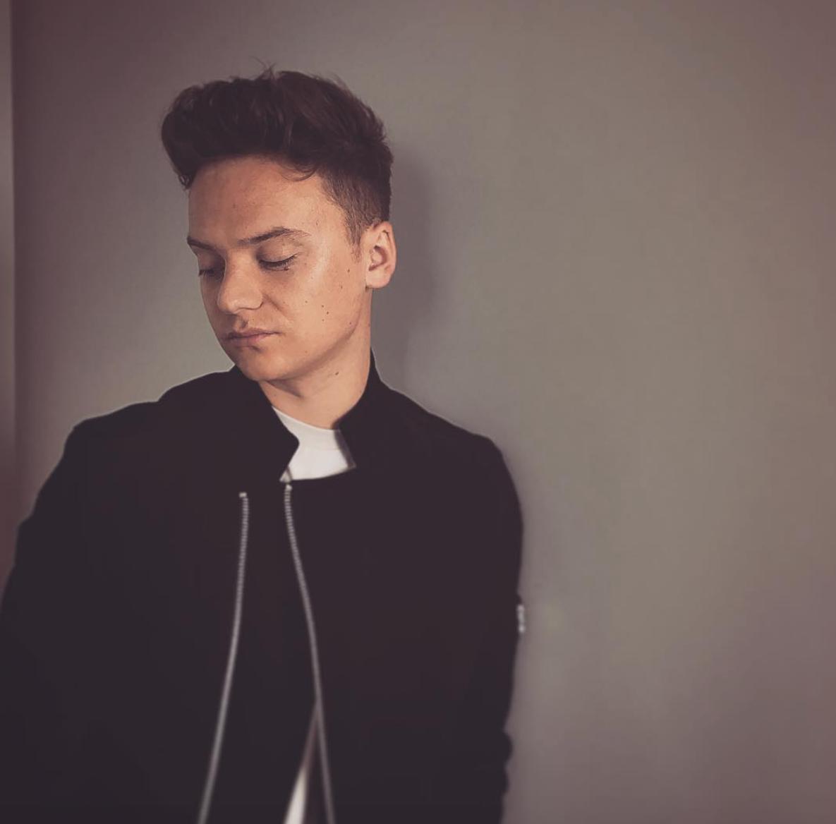Connor Maynard opts for all black