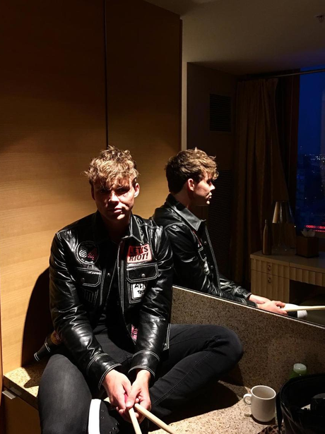 Ashton Irwin gets his haircut