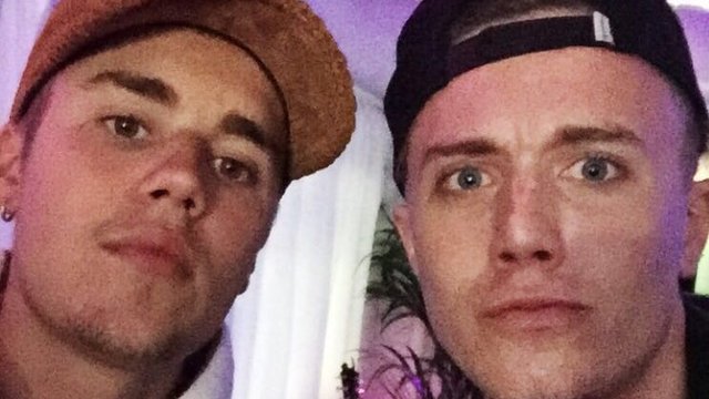 Justin Bieber & Roman Kemp selfie