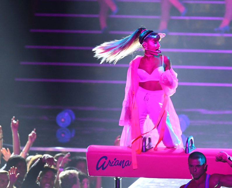 Ariana Grande Performing Live MTV VMAs 2016